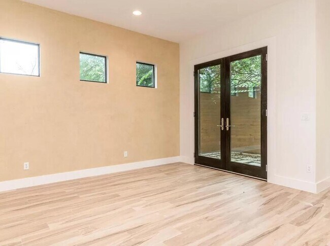 Building Photo - 1907 W 30th St