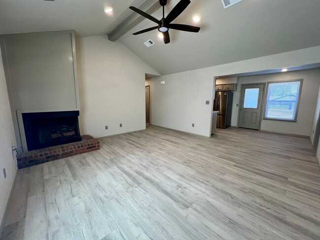 Building Photo - Beautifully Remodeled Duplex Available NOW!