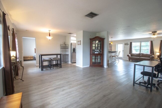Building Photo - 77 Cardinal Dr
