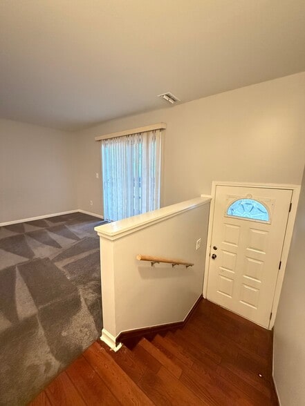 Building Photo - 212 Pinewood Dr