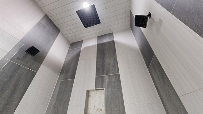 Building Photo - 4867 N Oakland Ln