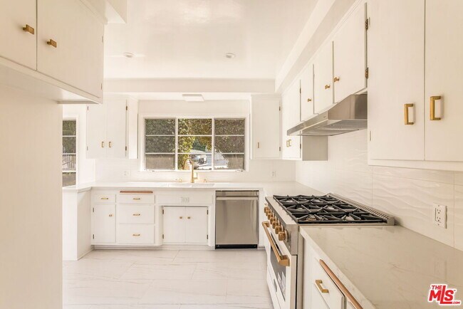 Building Photo - 2535 Ivanhoe Dr