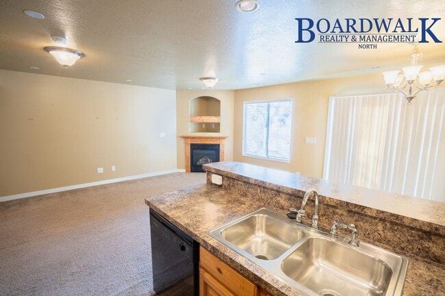 Building Photo - 3 Bed 3 Bath in Layton