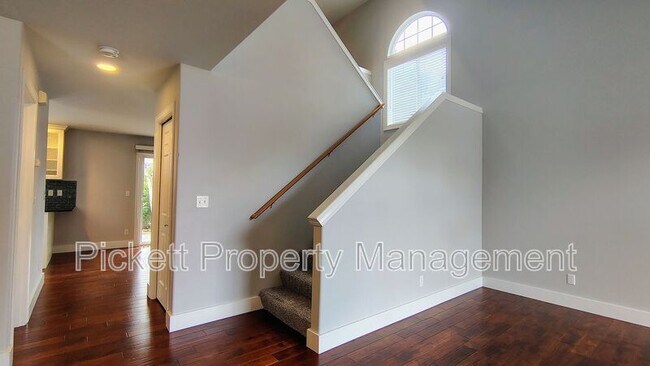 Building Photo - 2037 Gustaf St NE
