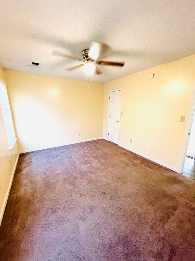 Building Photo - **3 Bed 2 Bath located off Atlanta Hwy ** ...