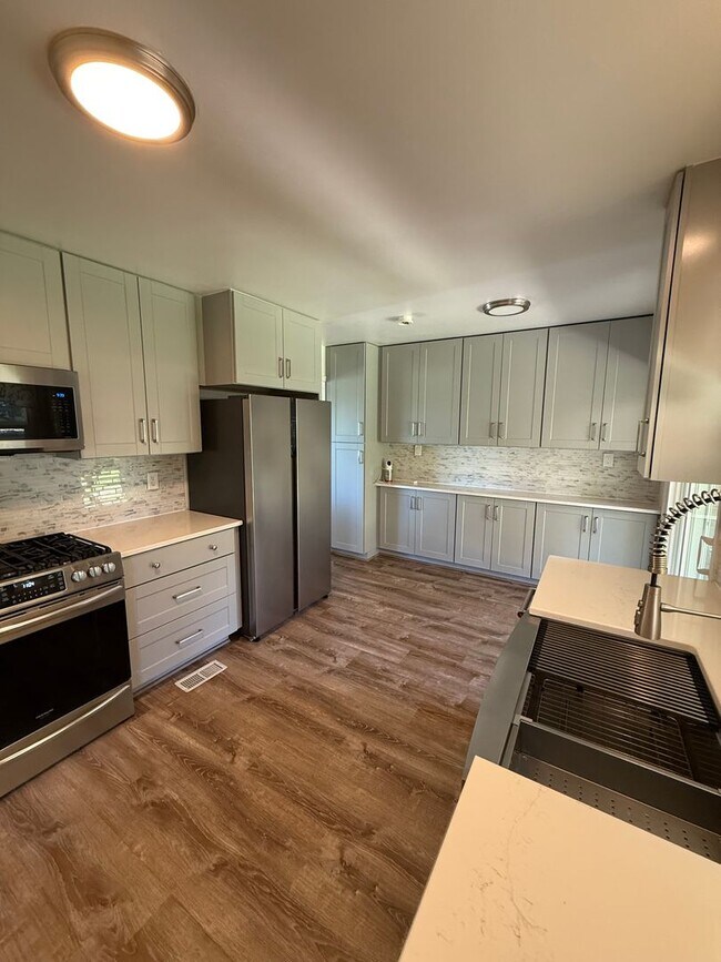 Building Photo - Entertainer’s Dream in NE Portland – Fully...