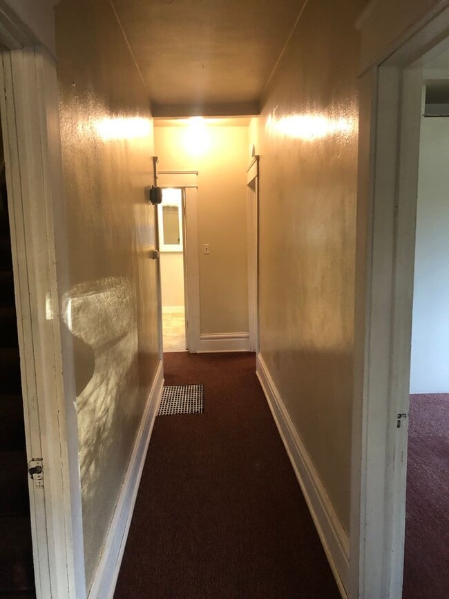 Building Photo - Large 4 bed/2 bath Farm House on River Rd. MOVE IN SPECIAL!