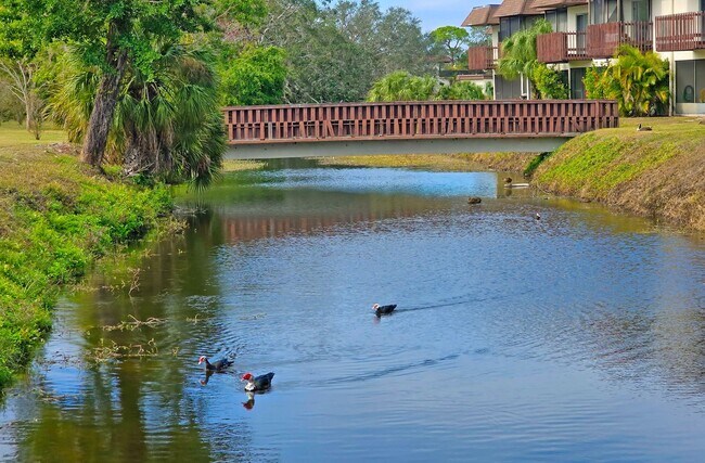 Building Photo - 2 BR/ 2.5 BA Townhome in Gated Community w...