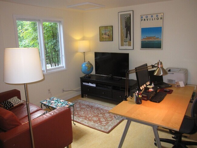 Building Photo - Charming Three Bedroom Home