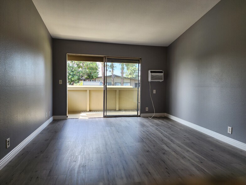 Living Area with AC - 23334 Sesame St