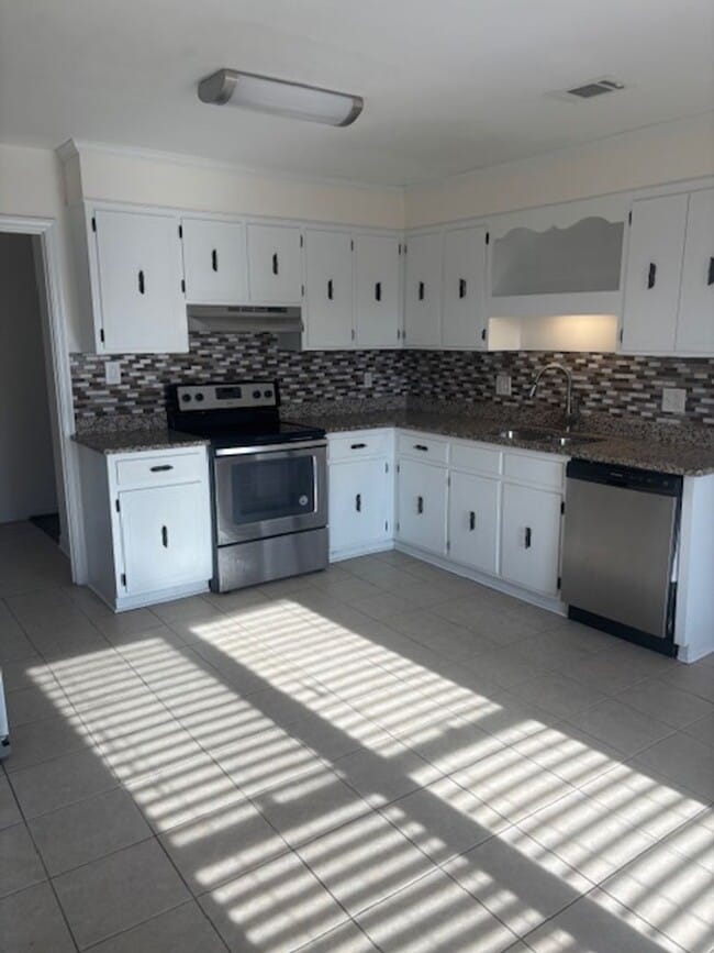 Building Photo - Let us welcome you home! Now available to rent!