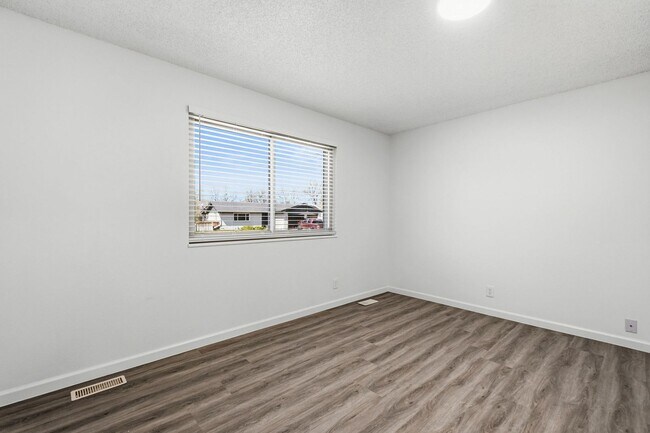 Building Photo - 4 bedroom / 2 bath / Beautifully Updated