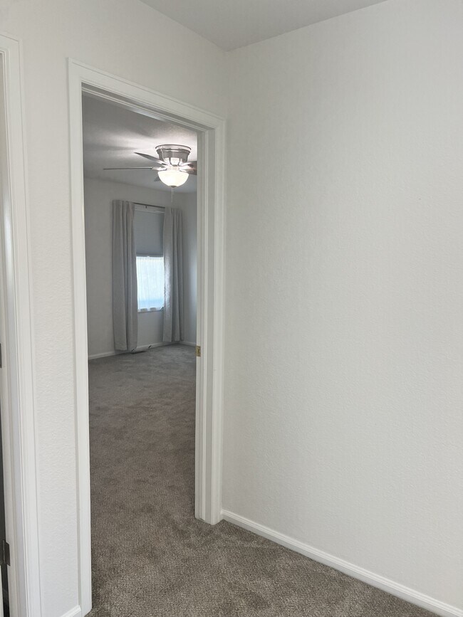 Building Photo - 230 Bonanza Dr