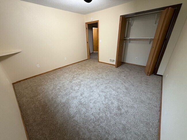 Building Photo - Large 5 bedroom home with updates in quiet neighborhood
