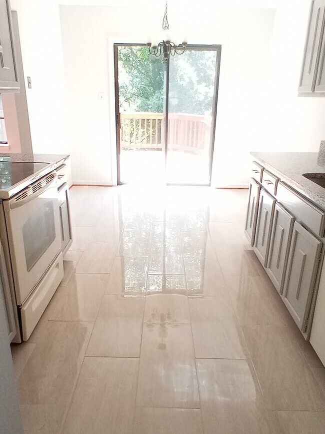 Building Photo - 7670 Southern Oak Dr