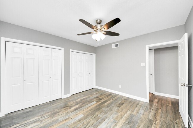 Building Photo - 2224 S Piney Point Rd