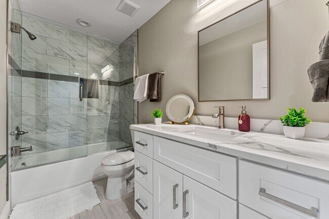 Building Photo - 5 Bed, 5 Bath home in South Park Hill