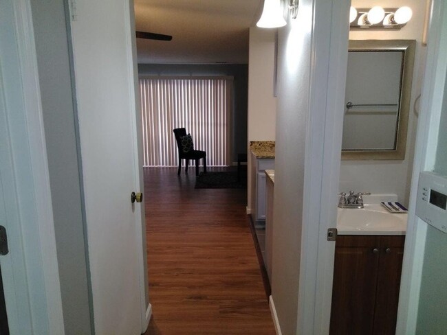 Building Photo - Cherry Creek Schools, 2 bed, 1 bath, 900 s...