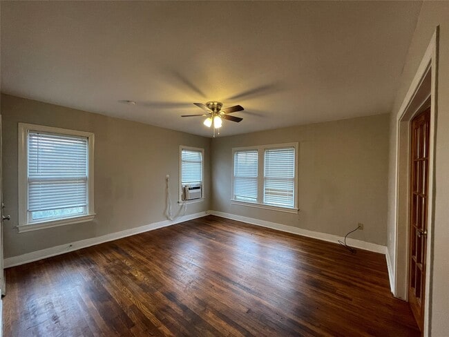 Building Photo - 4221 Lamar St