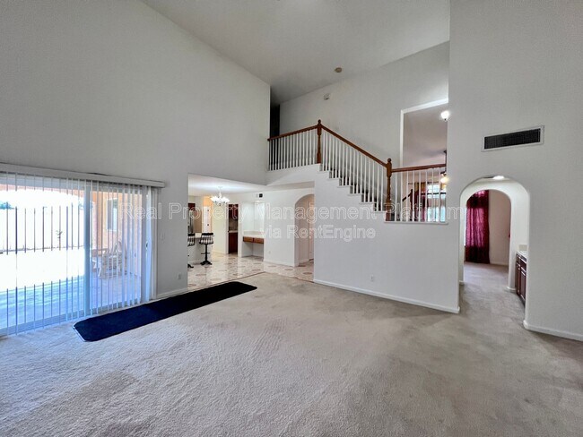 Building Photo - 5460 W Ashcroft Ave