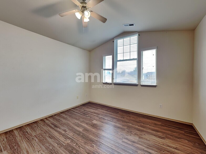 Building Photo - 1107 202nd St E