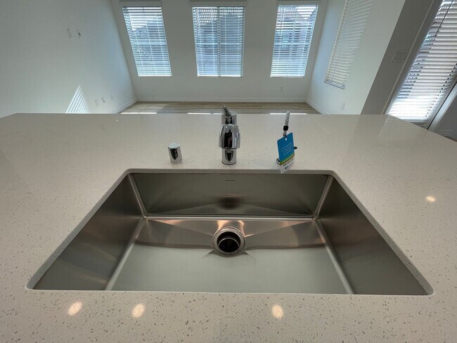 Building Photo - GATED 2 BED 2.5 BATH 2 CAR GARAGE 2 FLOOR TOWNHOUSE IN HENDERSON