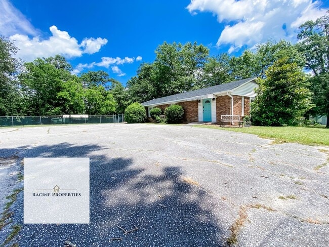 Building Photo - Come See This Updated Home in Clinton!