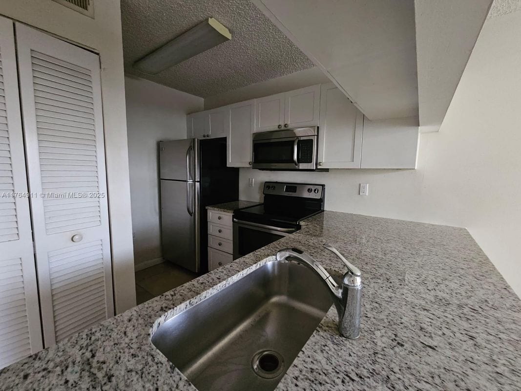 Building Photo - 22203 Glenmoor Dr