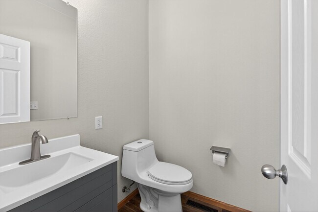 Building Photo - 3 Bedroom 3.5 bath