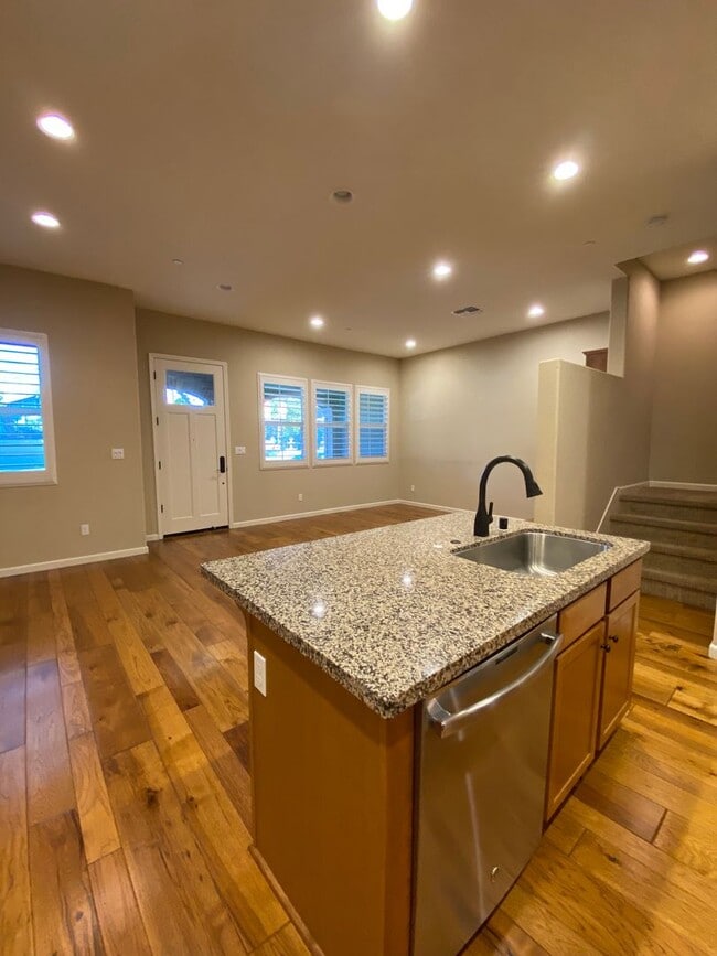 Building Photo - Livermore 3BD/2.5BA Townhouse in Great Neighborhood!