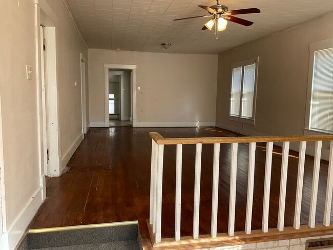 Building Photo - Roomy 2 bedroom 1 bath home