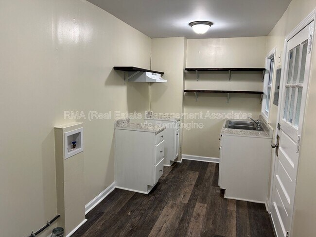 Building Photo - 724 W Taylor St