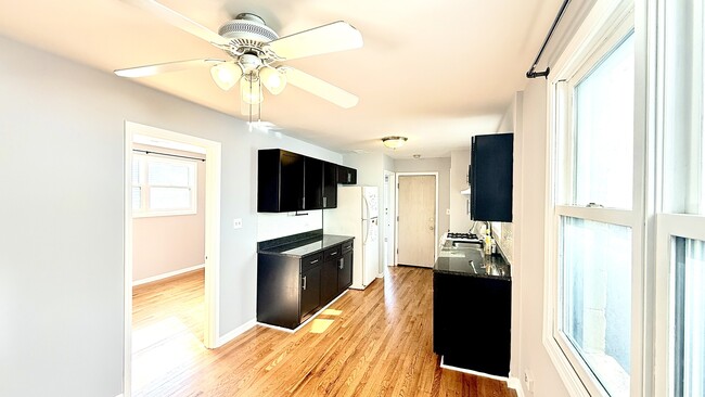 Building Photo - 1078 N Hermitage Ave