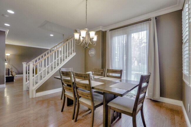 Building Photo - UPGRADED HOME WITH POPULAR FLOOR PLAN ELEG...