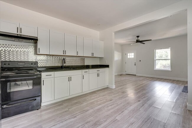 Building Photo - Spacious 4-Bedroom Home in Quiet Neighborh...