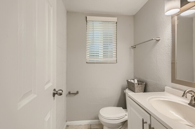 Building Photo - Tree Hill Apartments & Townhomes