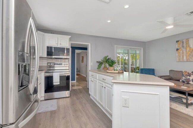 Building Photo - 3 BEDROOM 2 BATHROOM POOL HOME LOCATED IN ST. PETERSBURG