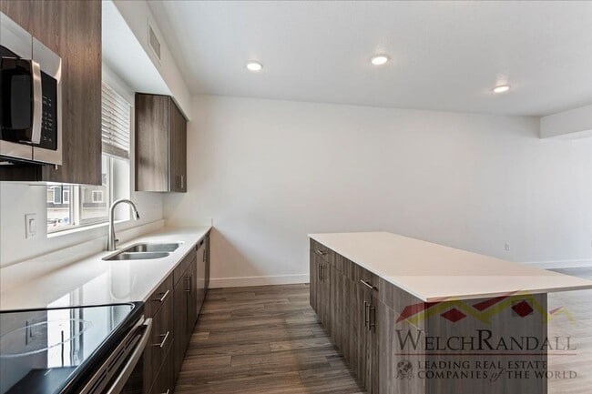 Building Photo - Beautiful 3 Bed 2.5 Bath Townhome in West ...