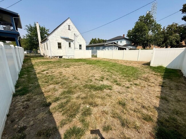 Building Photo - 508 6th Ave