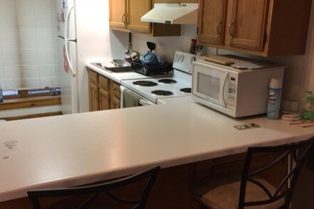 Kitchen/peninsula - 113 Raylinsky Rd