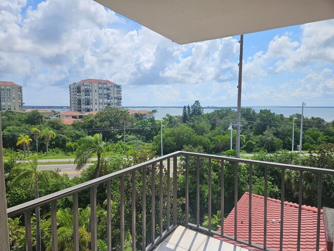 Building Photo - One-year lease starting in January, with free move-in for December.