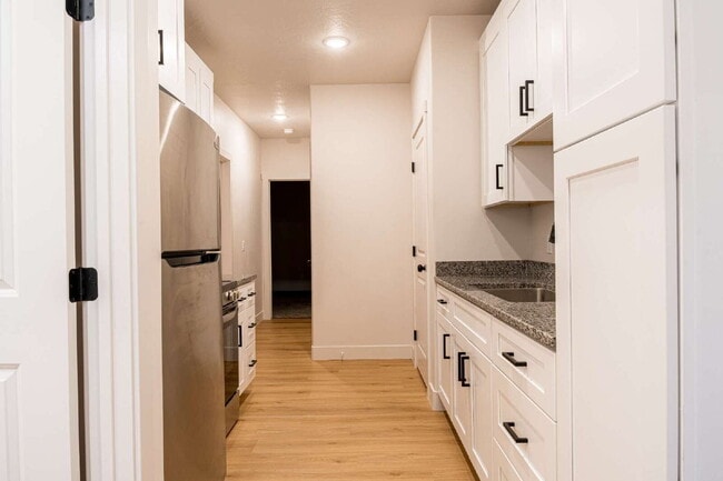 Building Photo - Private Bedroom with Private Bathroom – Fully Furnished & Move In Ready