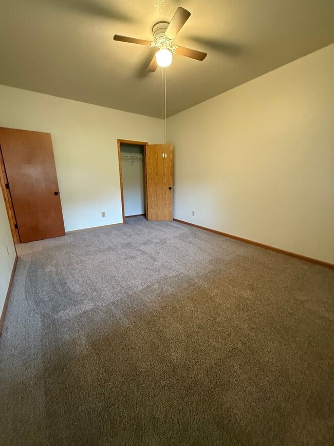 Building Photo - Large 3-Bedroom Condo for Rent!