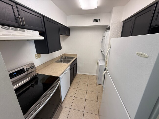 Building Photo - 1 Bedroom/1 Bathroom 1st floor Condo in th...