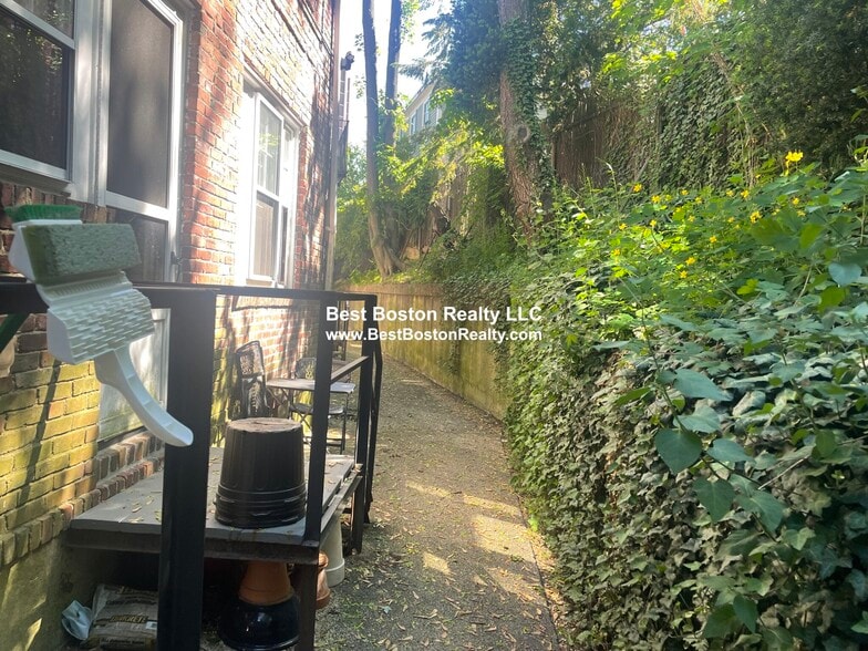 Building Photo - 38 Gibson St