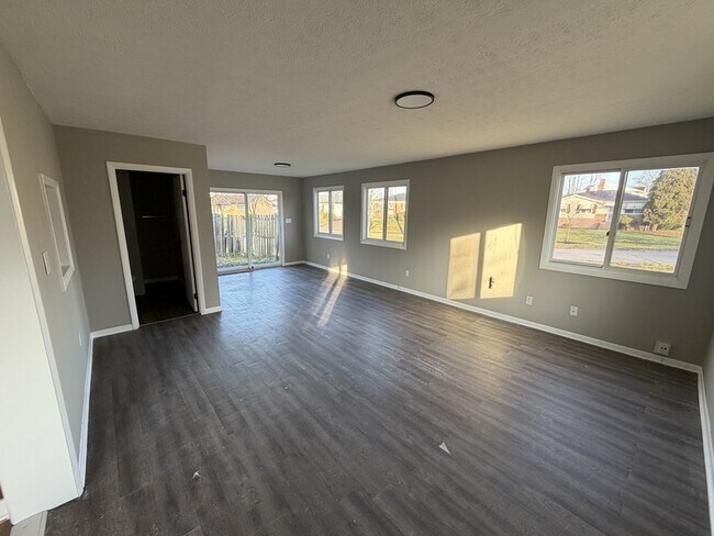 Building Photo - 4300 E 175th St