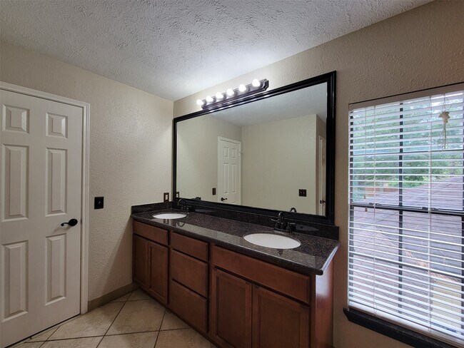 Building Photo - 17207 Meadow Heights Dr