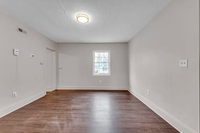 Building Photo - 2120 Robin St