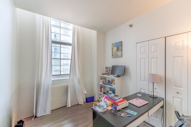 Building Photo - 2 Bed 1 Bath Condo available in Downtown N...
