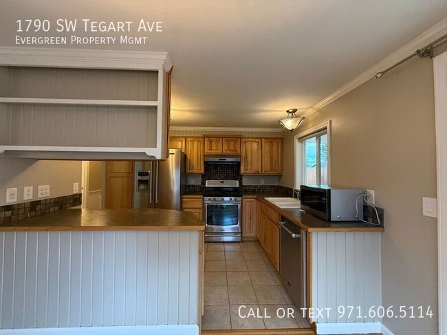 Building Photo - 1790 SW Tegart Ave
